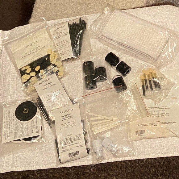New Artistry Brand Make Up brushes - Picture 2 of 15